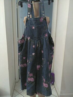 NWOT BOUTIQUE Floral Denim Overall ROMPER ADJ. STRAPS PLEATS Wide Leg Pockets